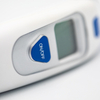 Thermomètre auriculaire infrarouge numérique avec rétroéclairage LCD pour les tests de température du corps humain